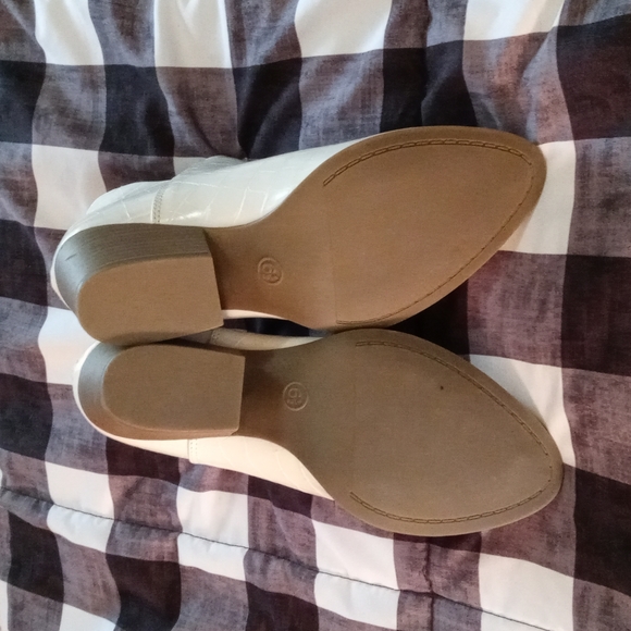 COPY - Cream/white crocodile print ankle booties - Picture 4 of 5